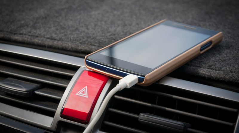 Cuidados ao carregar o celular no carro