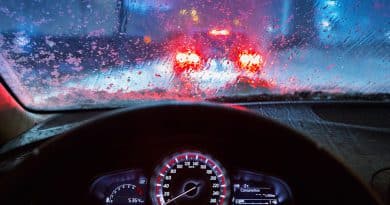 A imagem ilustra como dirigir na chuva