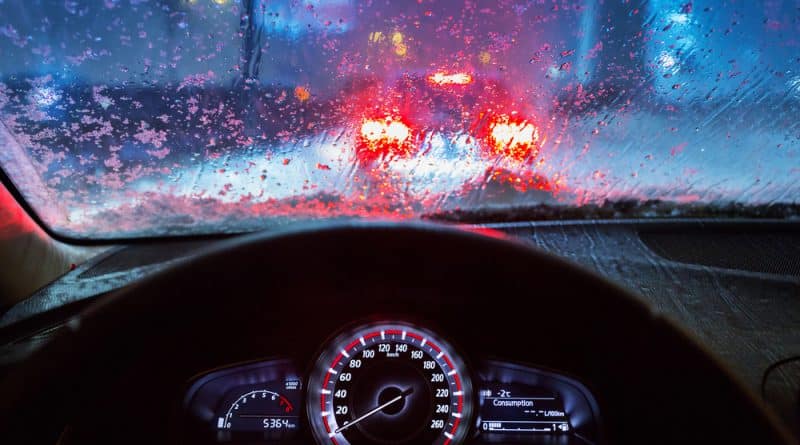 A imagem ilustra como dirigir na chuva